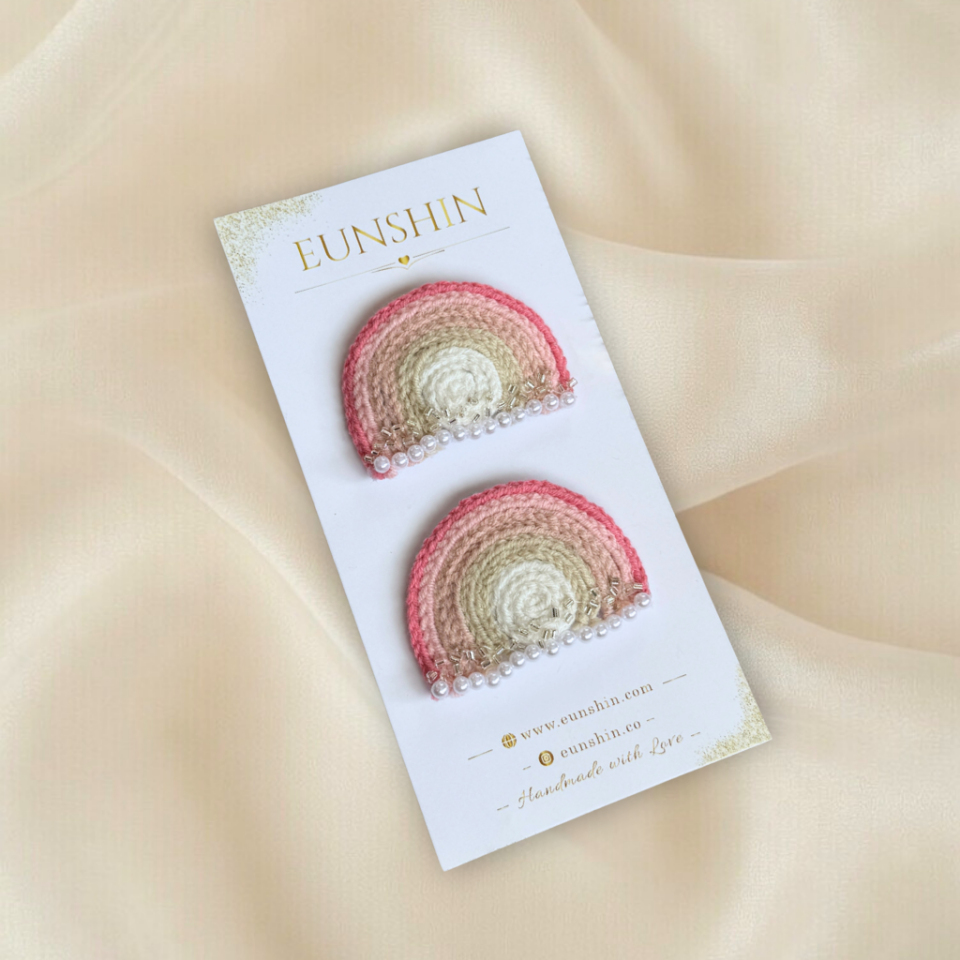 El Yapımı Gökkuşağı İnci Detaylı 5 cm Çıtçıt Toka – Pastel Örgü Saç Tokası | Eunshin