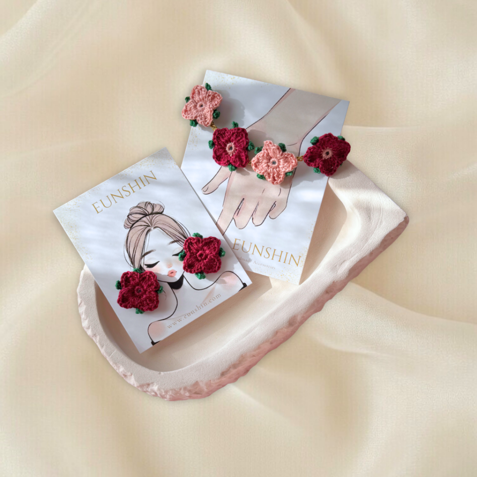 El Örgüsü Çiçek Küpe ve Uzatma Zincirli Pirinç Bileklik Seti – Handmade Kadın Aksesuar