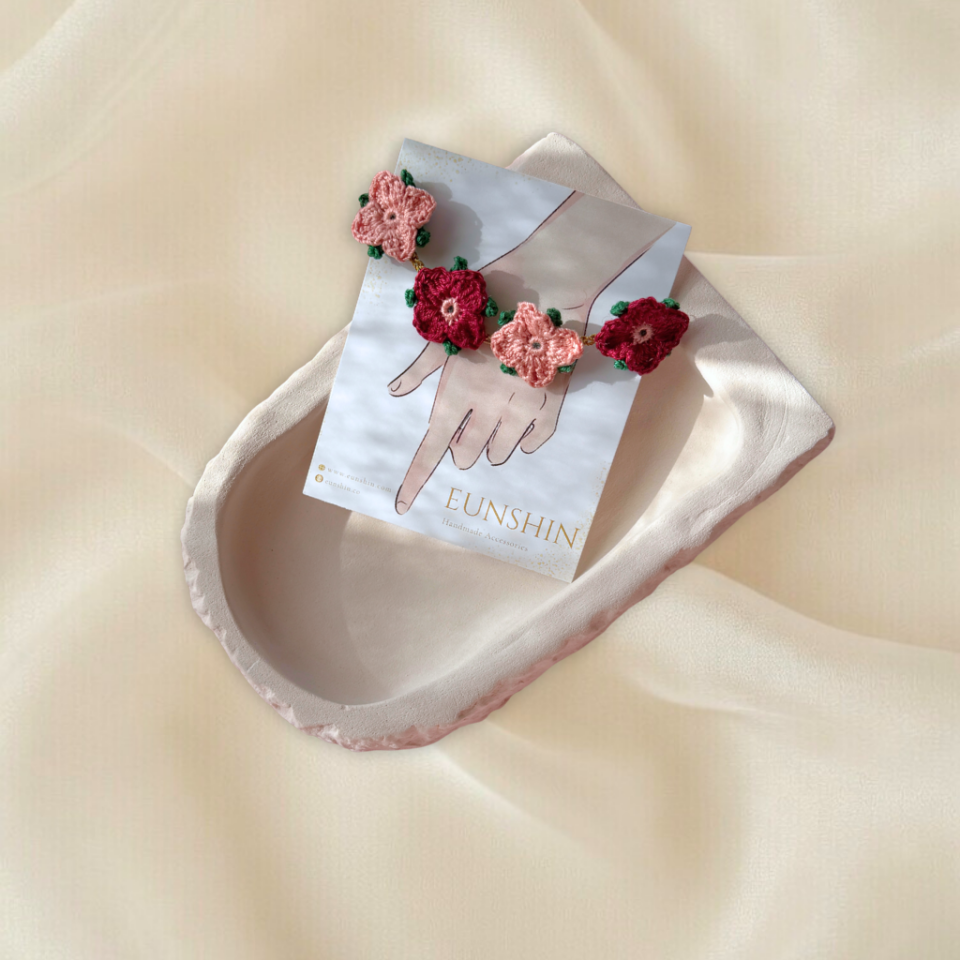 Dantel Çiçek El Örgüsü Bileklik – Gold Pirinç Uzatma Aparatlı Zarif Kadın Bileklik