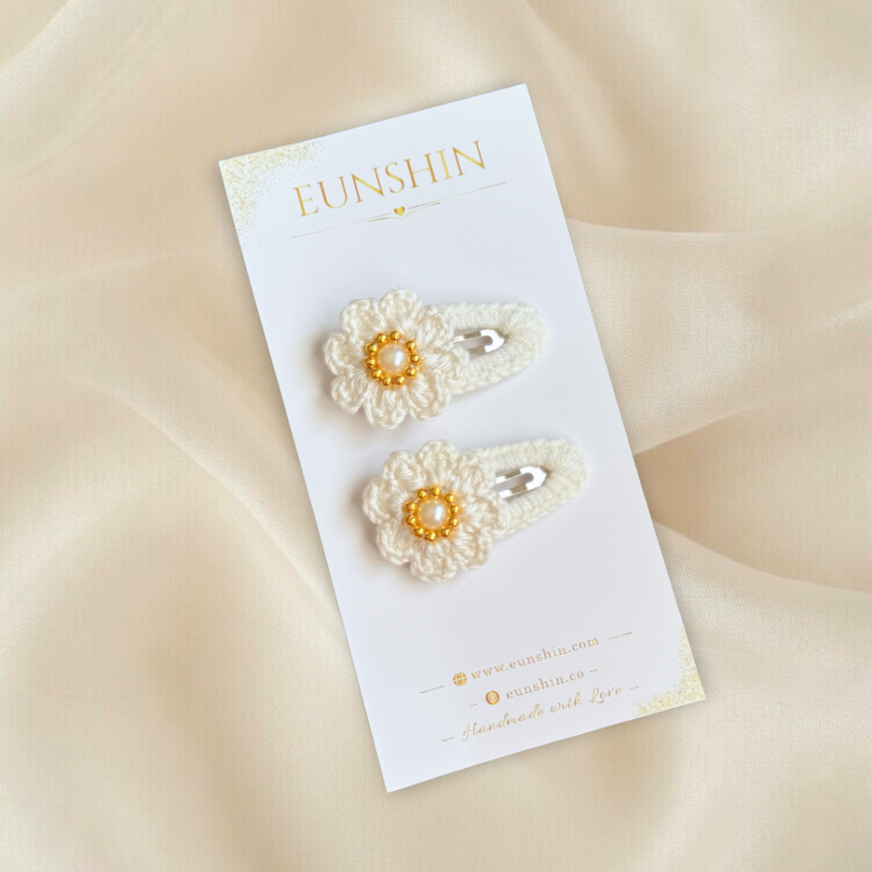 İnci Detaylı Örgü Papatya Çıtçıt Toka 5 cm – El Yapımı Çocuk Saç Tokası