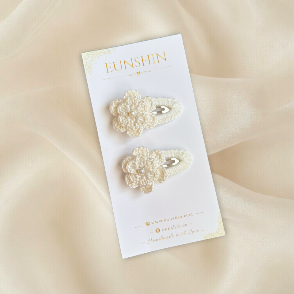 İnci Detaylı Örgü Papatya Çıtçıt Toka 5 cm – El Yapımı Çocuk Tokası