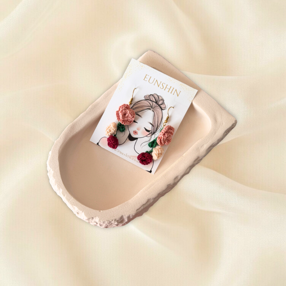 Örgü Güller Sarkıntılı Küpe Pirinç– El Yapımı Çiçek Küpe