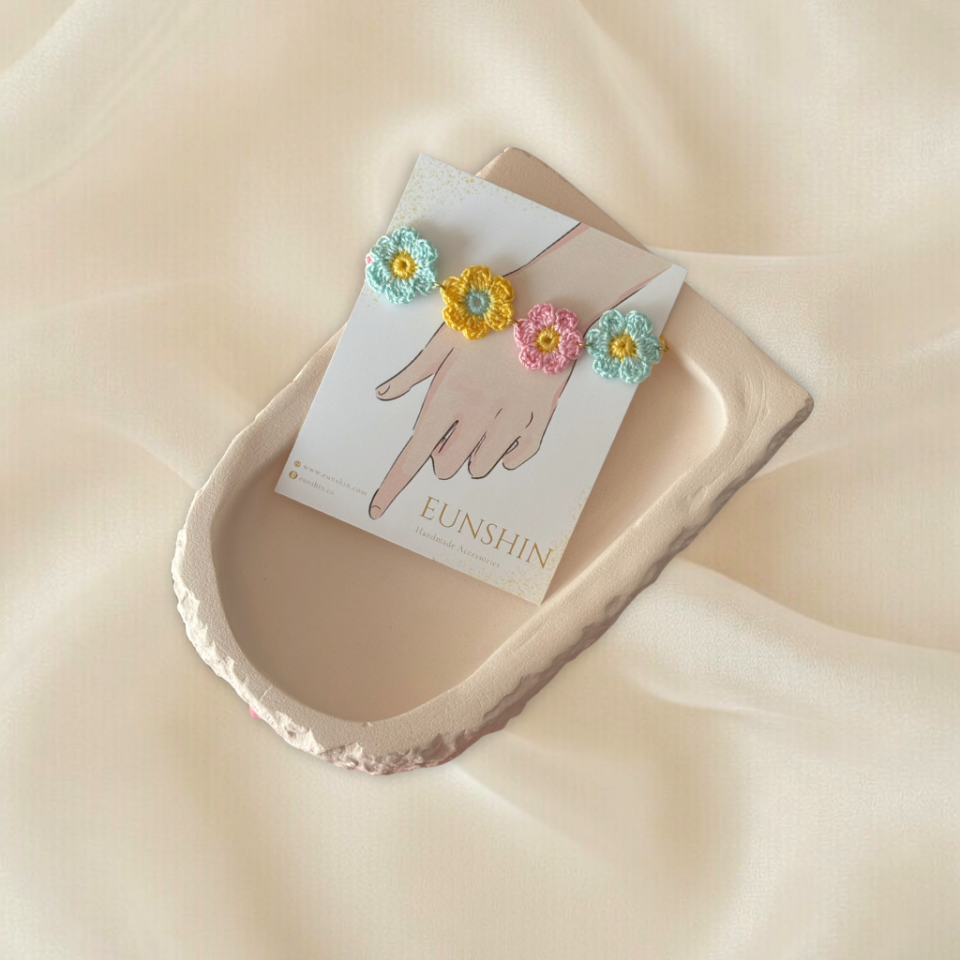 El Örgüsü Papatya Bileklik Yeşil – Pirinç Uzatma Aparatlı Çiçek Bileklik(Kopya)