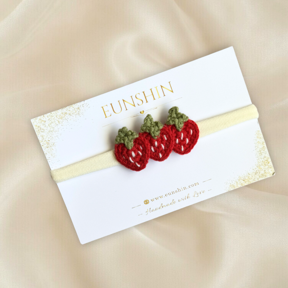 Çilek Figürlü Bebek Kafa Bandı – El Örgüsü Bebek Saç Bandı