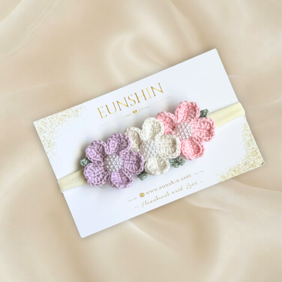 İnci Detaylı Çiçek Bebek Bandana – El Örgüsü Bebek Saç Bandı