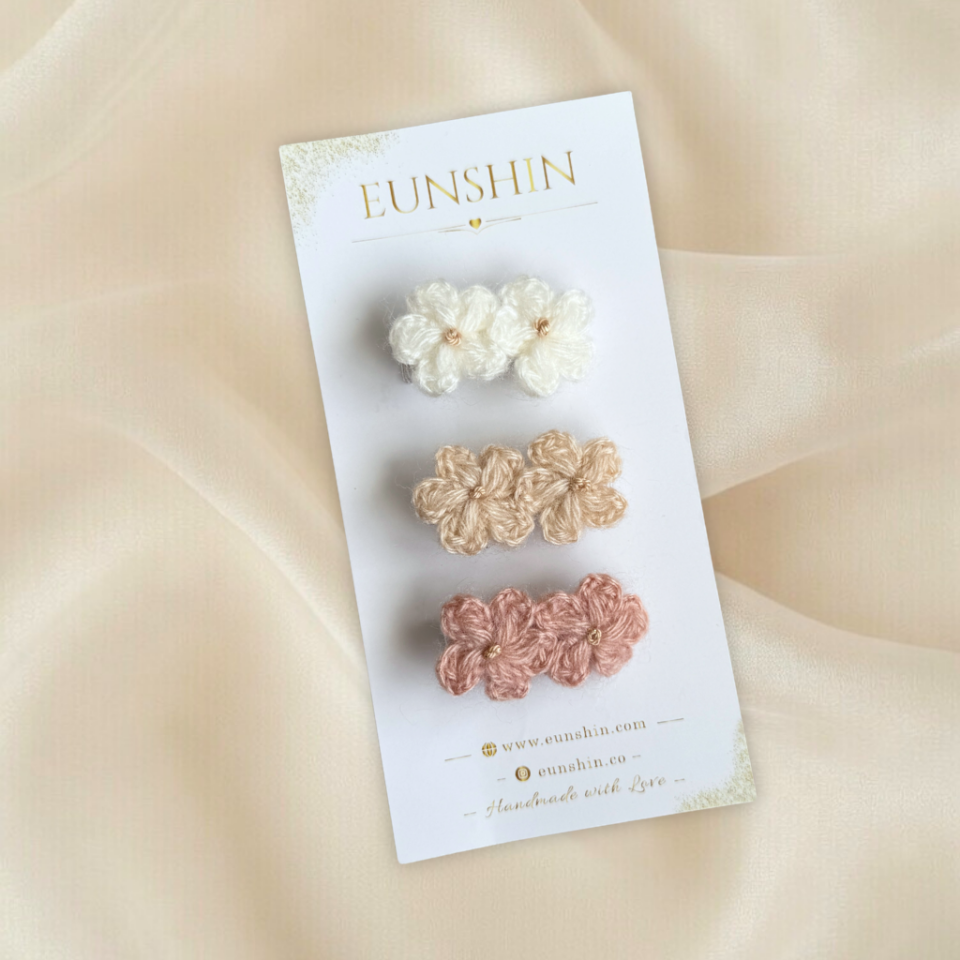 Gold Detaylı Papatya Klips Toka – El Örgüsü Çocuk Saç Tokası 4,5 cm