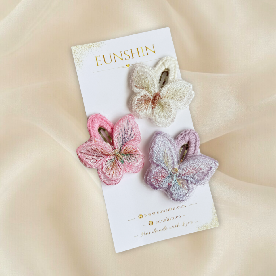 Kelebek Aplikeli Örgü Çıtçıt Toka – 5 cm | Pastel Zarif Saç Aksesuarı