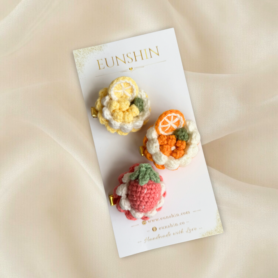 Çilek Tartolet Örgü Toka 4 cm Gold Klips | El Yapımı Meyveli Saç Aksesuarı