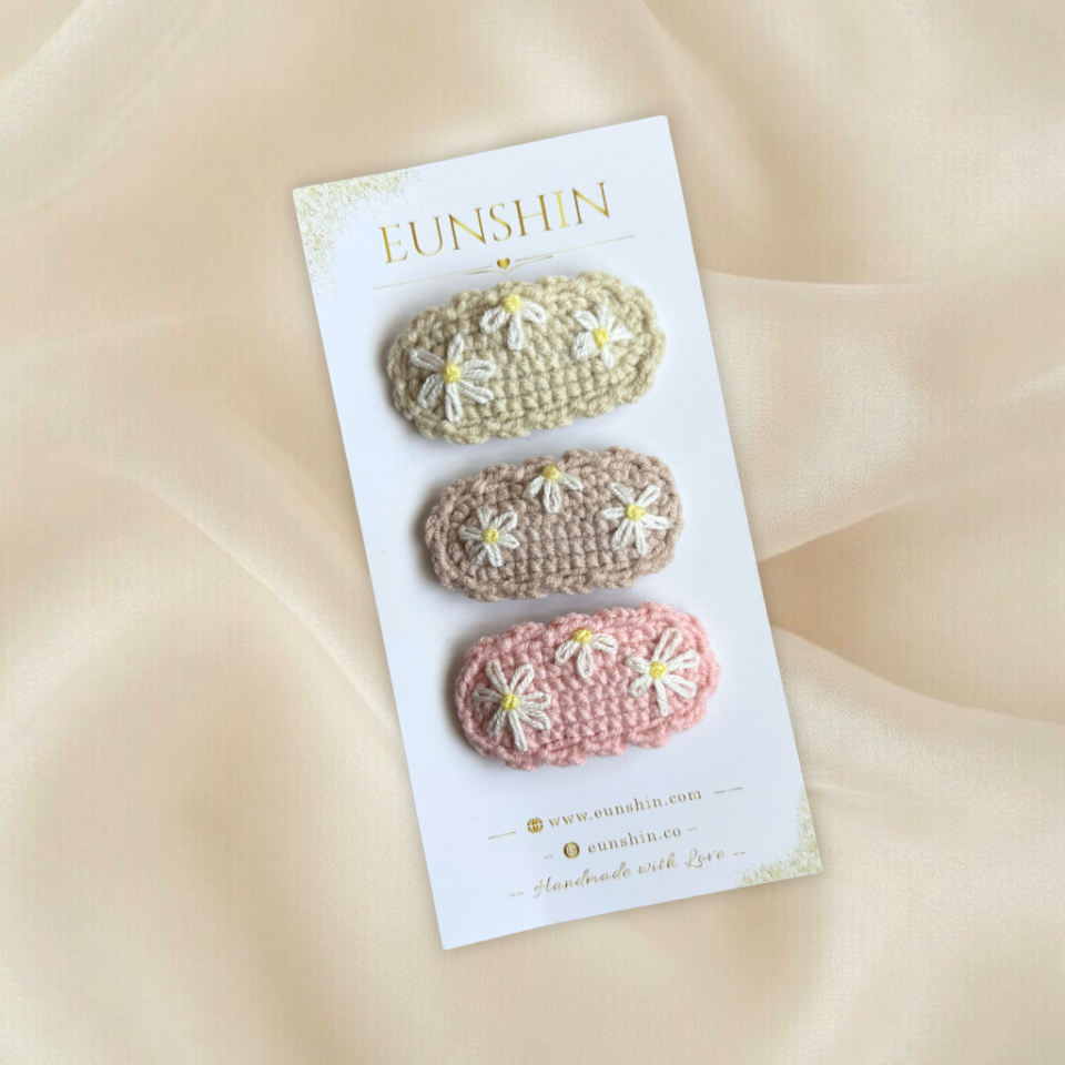 Papatya Nakışlı Örgü Çıtçıt Toka – 3 Renk Seçenekli El Yapımı Saç Aksesuarı