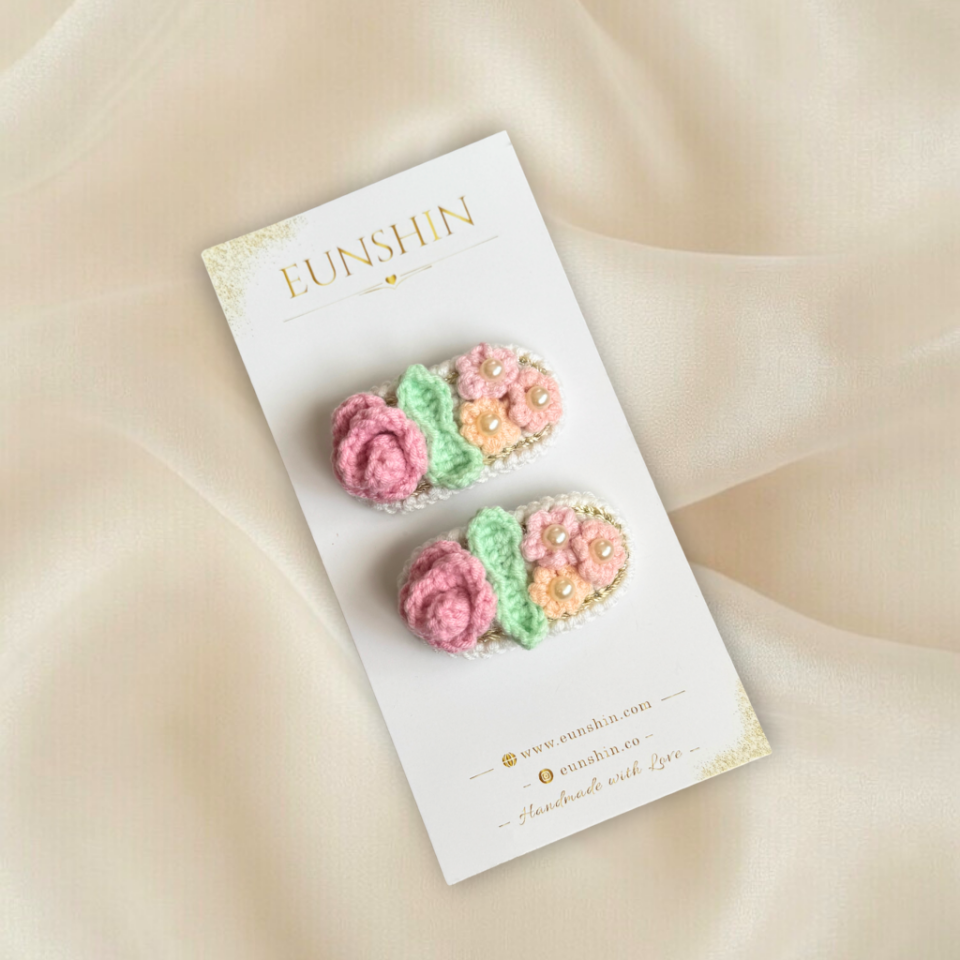 İnci Detaylı Gül ve Mini Papatya Örgü Çıtçıt Toka – Vintage El Yapımı Saç Aksesuarı