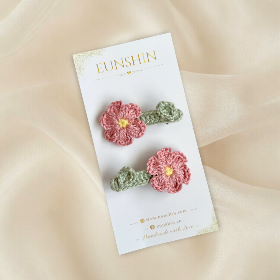 Çiçek ve Yaprak Detaylı Örgü Klips Toka – 5 cm El Yapımı Saç Tokası | Bebek & Kız Çocuk