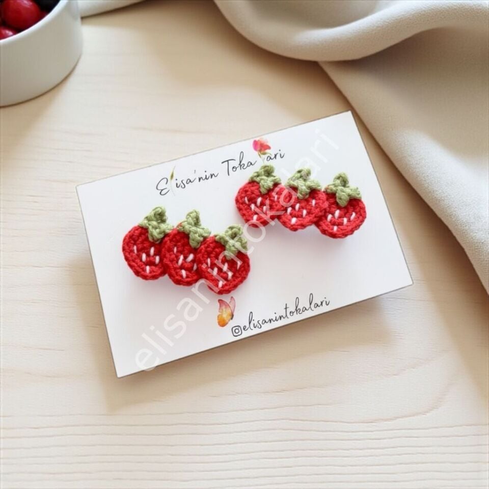 El Yapımı Çilek Figürlü Klips Toka 5 cm – Sevimli Örgü Saç Aksesuarı