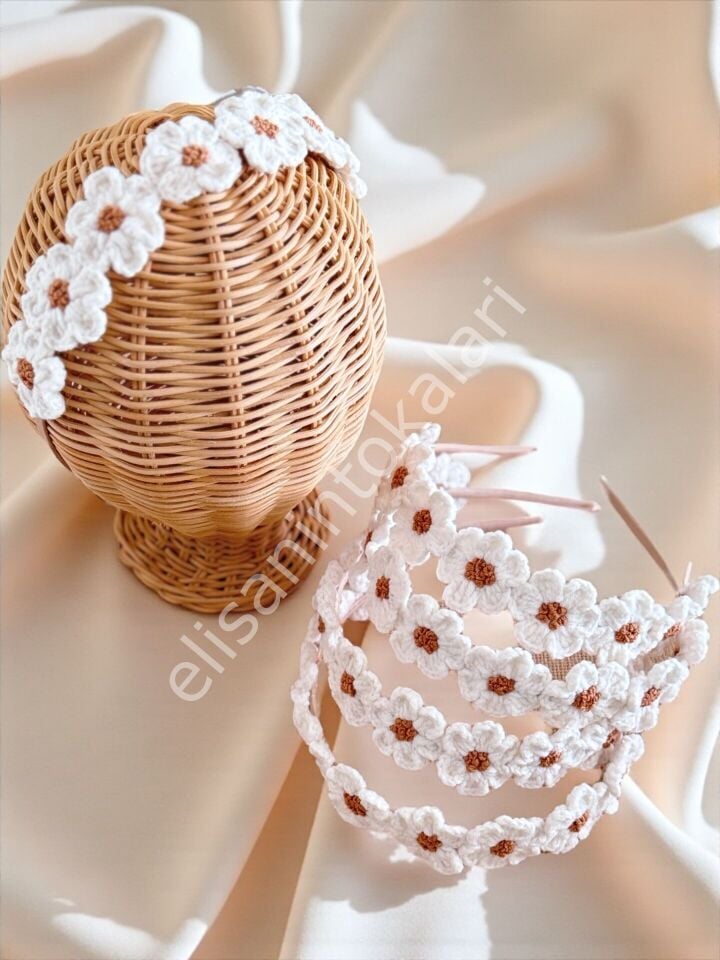 El Yapımı Papatya Taç – Çocuk & Yetişkin Uyumlu Örgü Saç Tacı