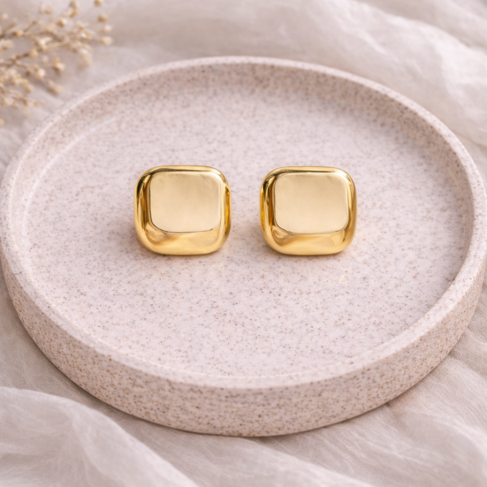 Gold Kare Küpe – Parlak Yüzey Şık Günlük & Kombin Küpesi
