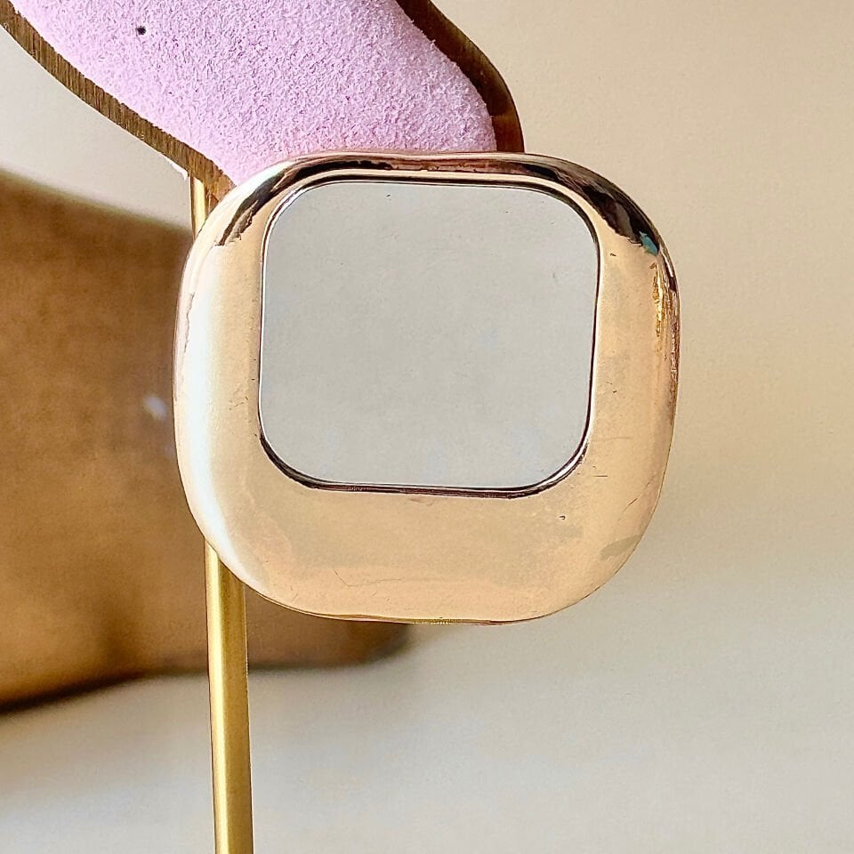 Gold Kare Küpe – Parlak Yüzey Şık Günlük & Kombin Küpesi