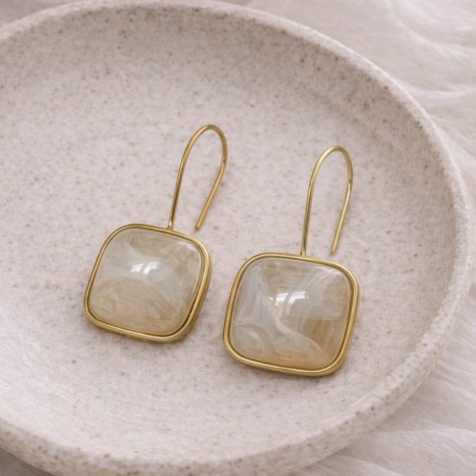 Çelik Taşlı Kare Küpe – Gold Detaylı Krem Modern Tasarım