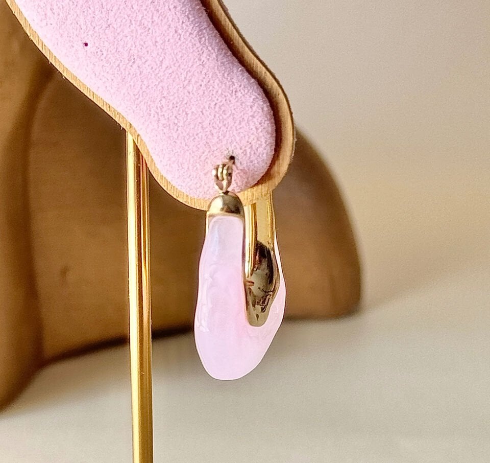 Mineli Dikdörtgen Çelik Küpe – Pembe Gold Detaylı Modern Tasarım