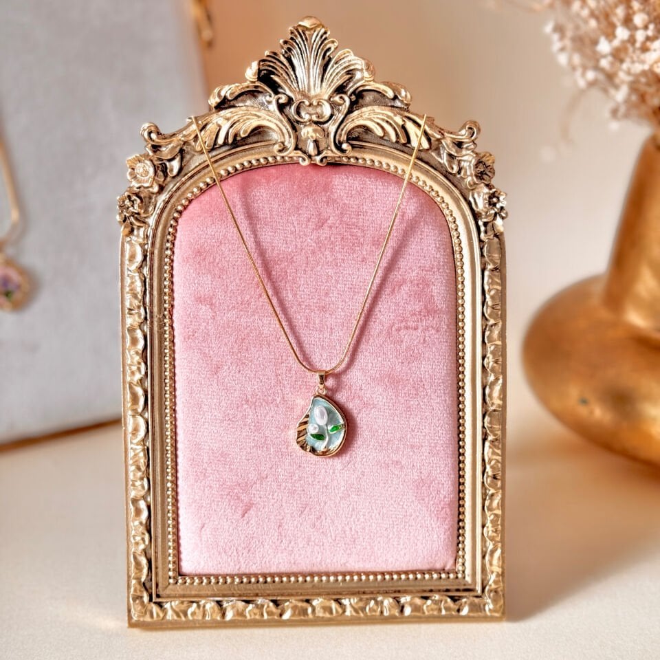 Vintage Çelik Kolye – Çiçek Detaylı Çelik Damla Kolye