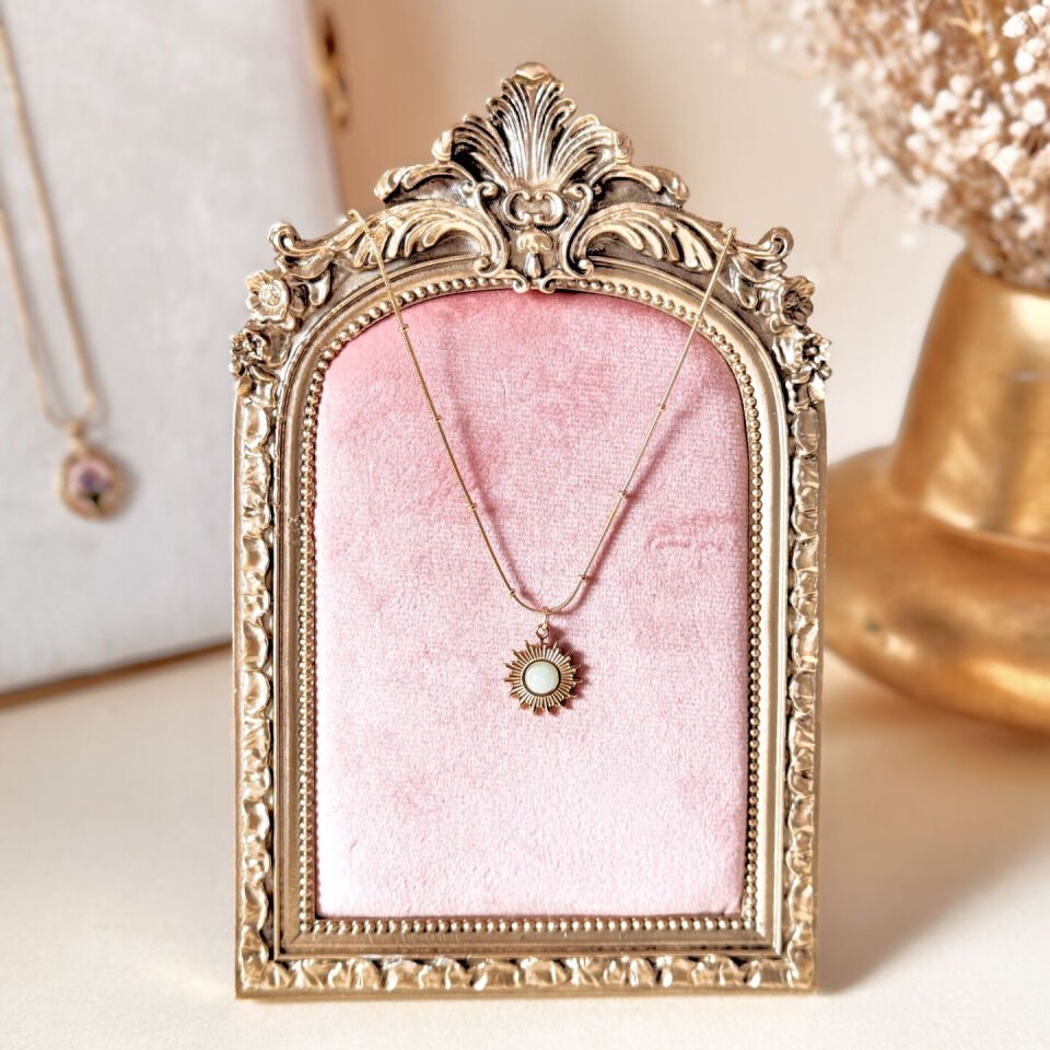 Vintage Çelik Kolye – Güneş Formlu Beyaz Taşlı Çelik Kolye