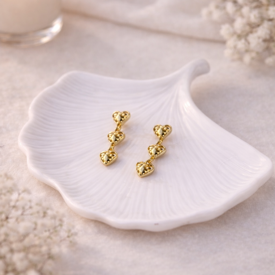 Kalp Detaylı Sallantılı Küpe | Gold Kaplama Pirinç Küpe