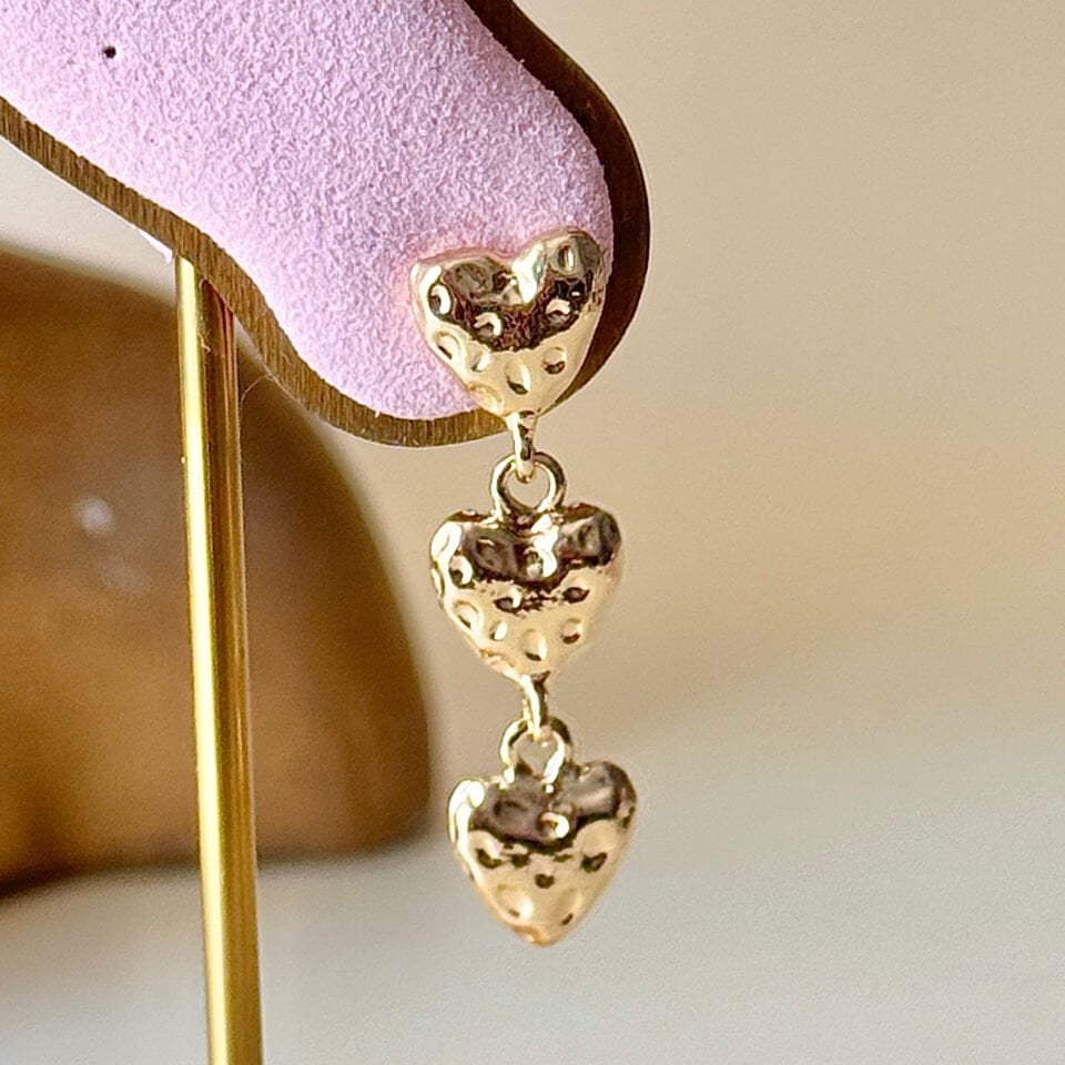 Kalp Detaylı Sallantılı Küpe | Gold Kaplama Pirinç Küpe