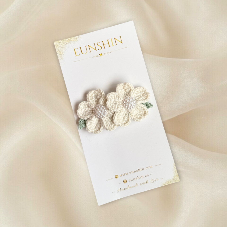 El Yapımı Beyaz Çiçek Tokası – Minimal & Şık Saç Aksesuarı