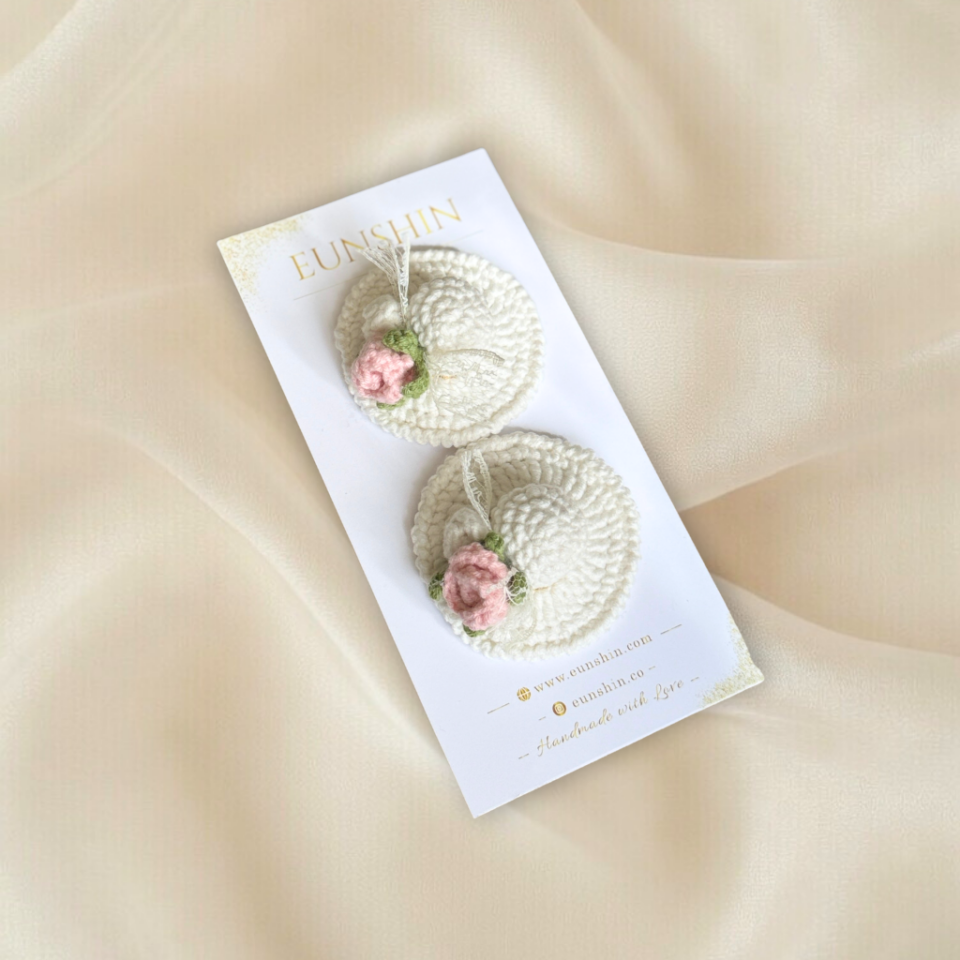 Vintage Ekru Örgü Şapka Çıt Çıt Toka – 5 cm El Yapımı Saç Tokası | Bebek & Kız Çocuk