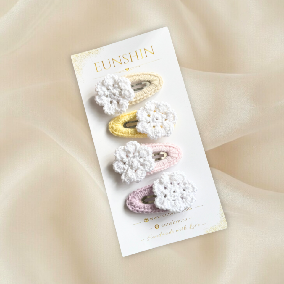 Örgü Çiçek Detaylı Çıt Çıt Toka – 5 cm El Yapımı Saç Tokası | 3 Renk Varyasyonlu Bebek & Kız Çocuk