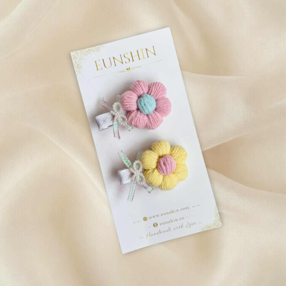 Kabarık Papatya Klips Toka – 2 Renk Varyasyonlu 5 cm El Yapımı Saç Tokası | İnci ve Tül Fiyonk Detaylı