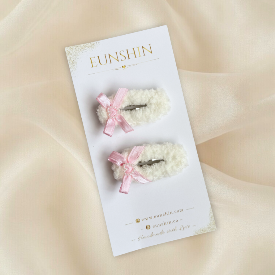 Pembe Fiyonk ve İnci Kalp Detaylı Çıtçıt Toka – 5 cm Yumuşak Örgü Bebek & Kız Çocuk Saç Tokası