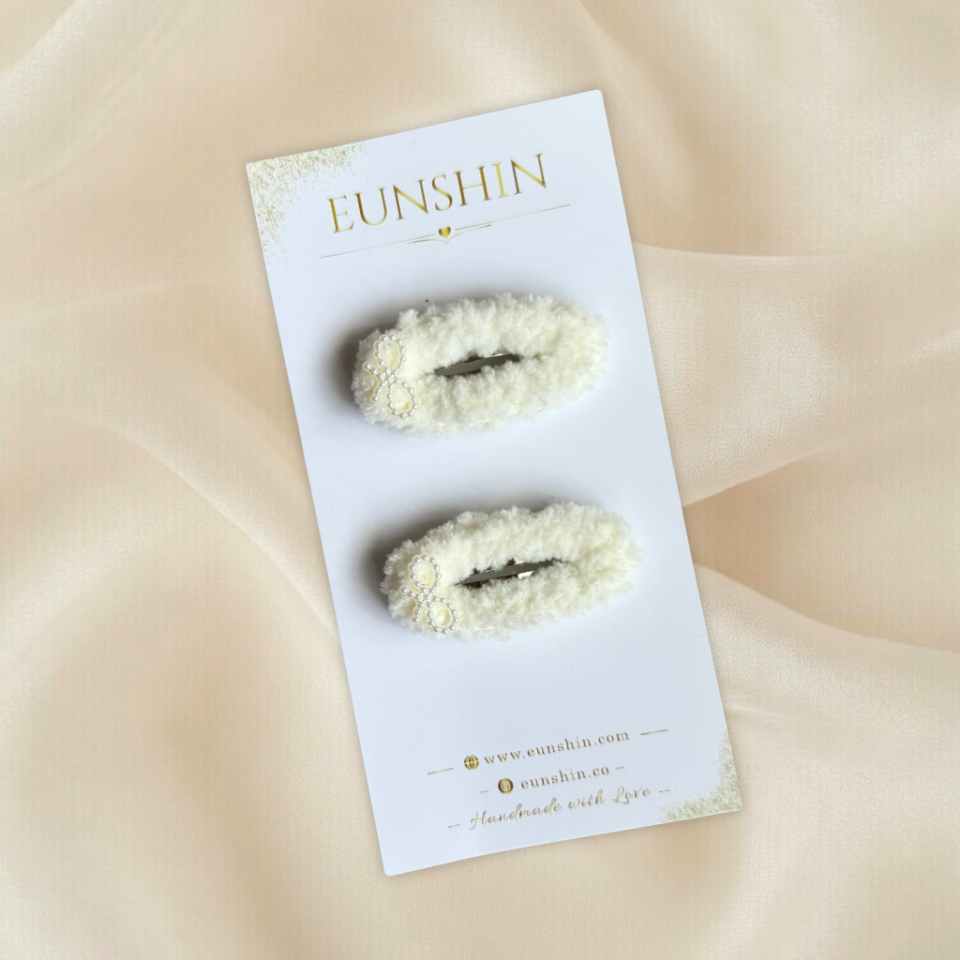 İnci Fiyonk Detaylı Çıtçıt Toka – Yumuşak İplik Örgü 5 cm Bebek & Kız Çocuk Saç Tokası