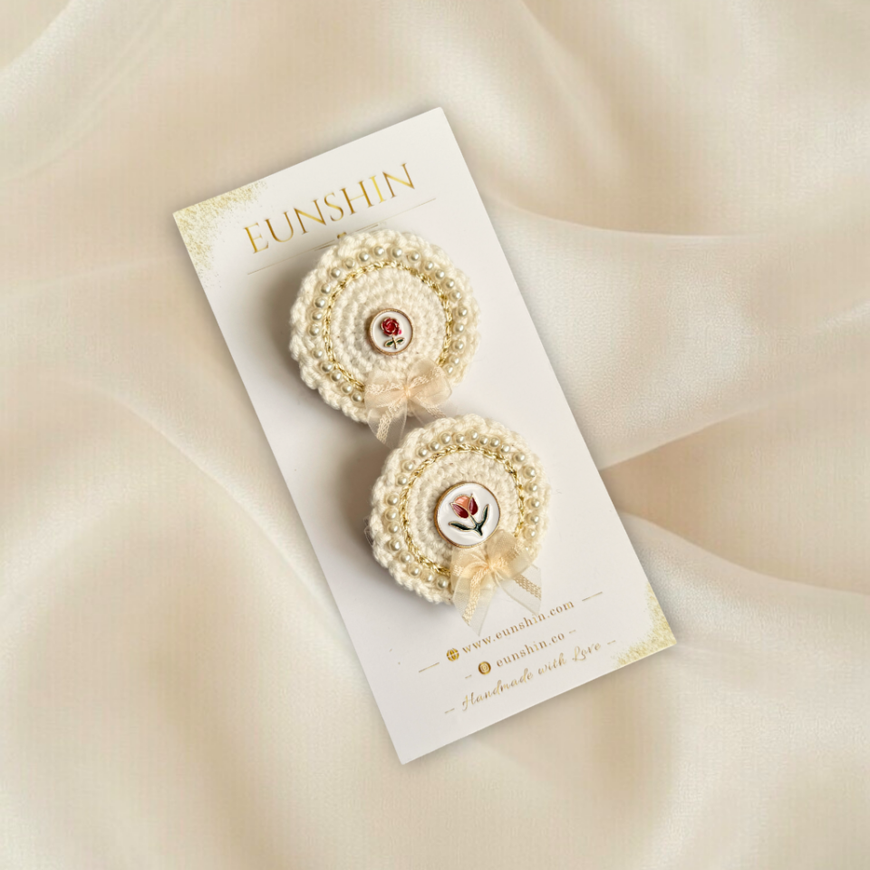 Vintage İnci İşlemeli Klips Toka – Lale & Gül Desenli Yuvarlak Zemin Fiyonk Detaylı Saç Tokası | Kız Çocuk & Kadın