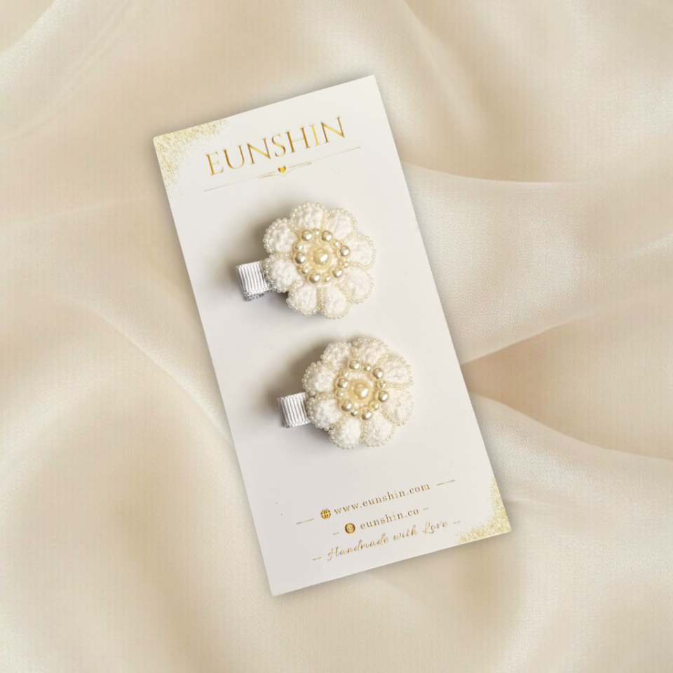 Boncuk ve İnci Detaylı Çiçek Toka – El Yapımı Örgü 5 cm Grogren Kaplı Klips Saç Tokası | Bebek & Kız Çocuk