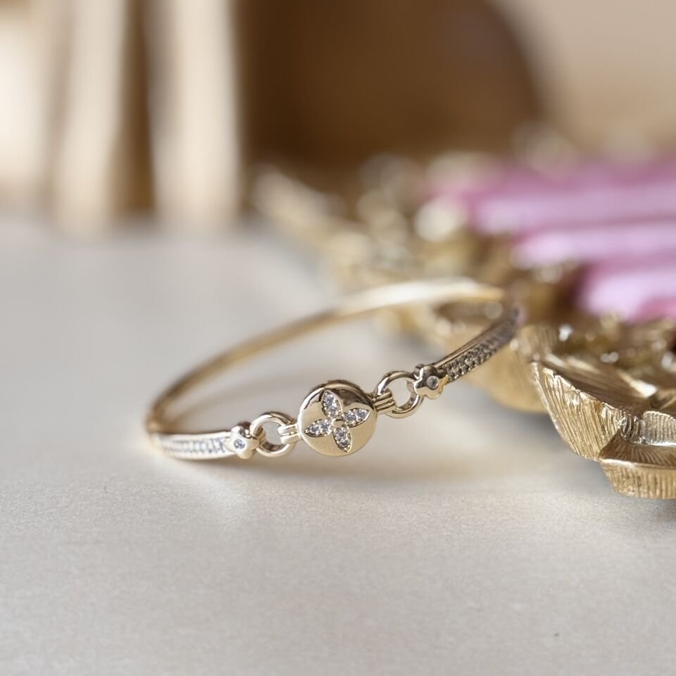 Çelik Yonca Detaylı Gold Kelepçe Bileklik