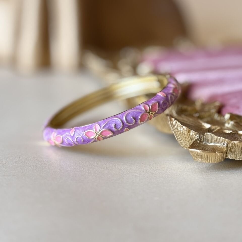 Mor Mine Çiçek Desenli Kelepçe Bileklik Gold