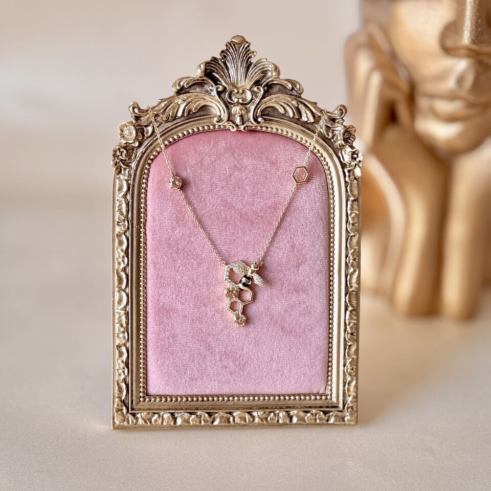 Arı Figürlü Taşlı Kolye