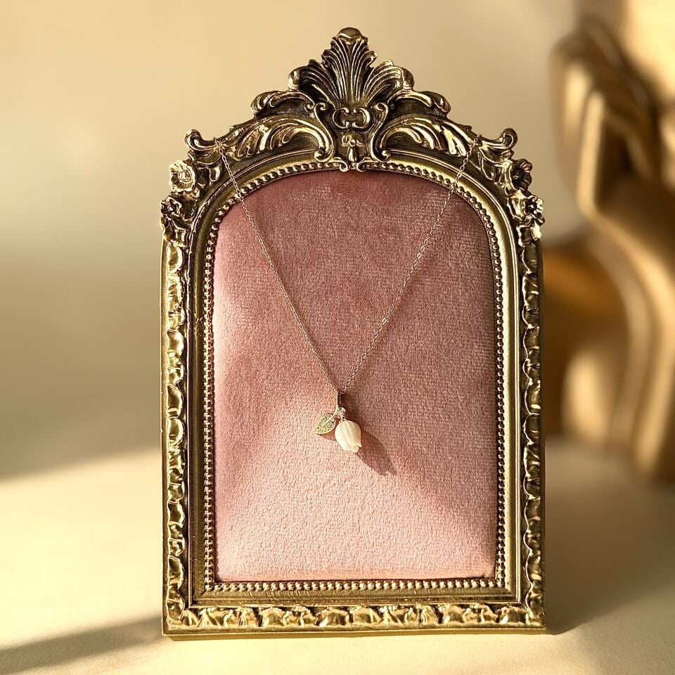 Beyaz Gül Detaylı Gold Kolye