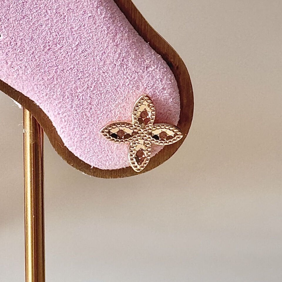 Minimal Yonca Küpe – Kesme Dokulu Yüzey