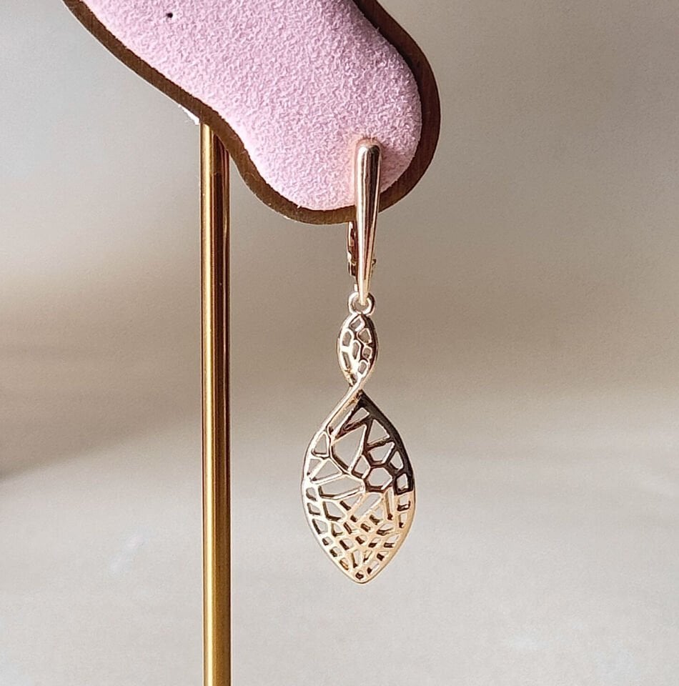 Damla Form Oyma Detaylı Sallantılı Küpe – Filigree Tasarım