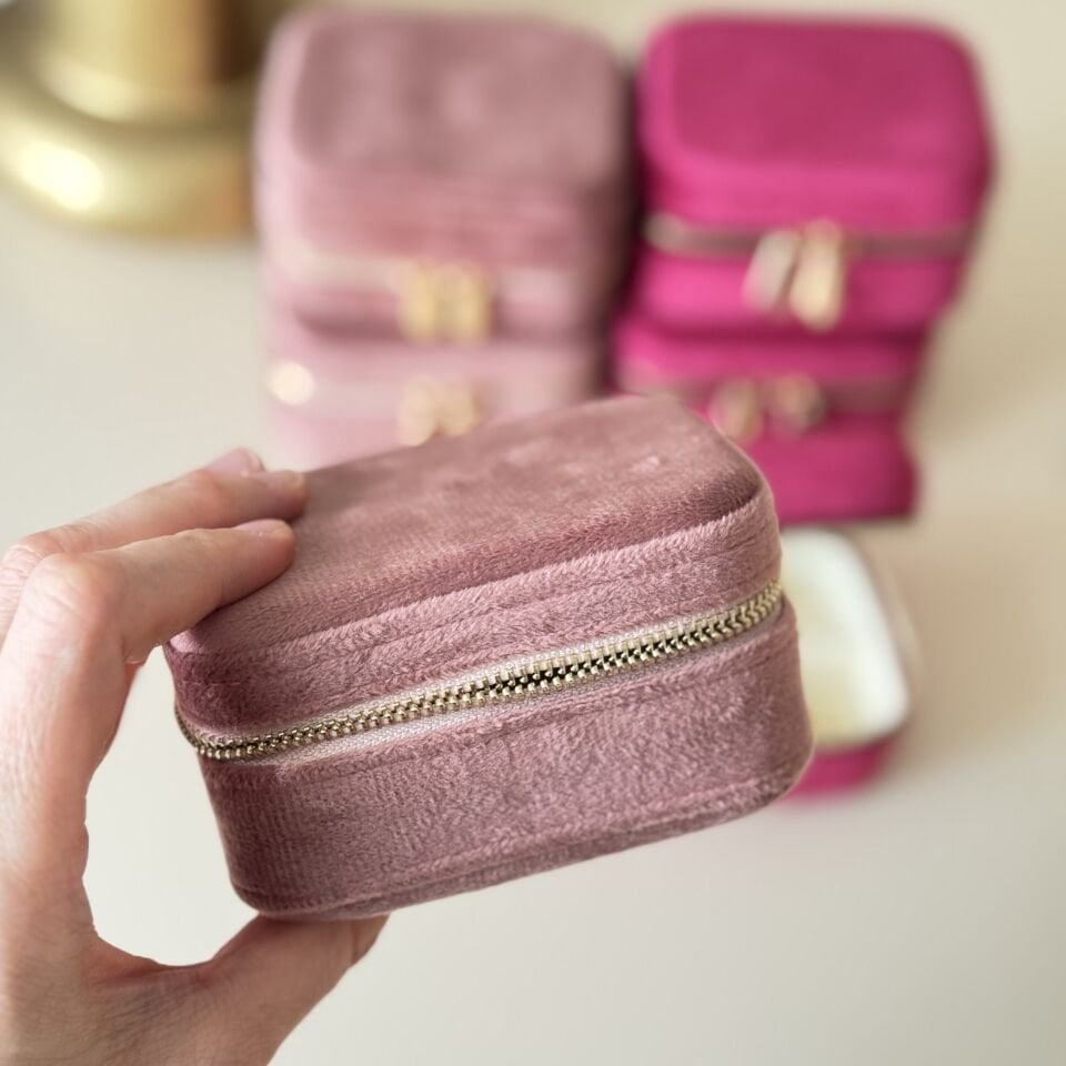 Kişiye Özel Mini Takı Çantası 8x6 cm – İsim Yazılabilir Kadife Takı Kutusu